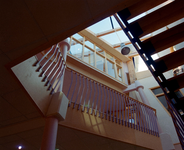 840140 Afbeelding van een trappenhuis in het nieuwe Zorgcollege (school voor ziekenverzorgenden, Humberdreef 2) te ...